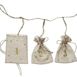 Adventskalender med 24 linnefärgade påsar, upphängda på 240 cm jutesnöre