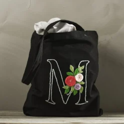 Brodera en tygkasse som får en personlig touch med bokstav och blommor