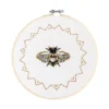 Broderikit bi Ø20 cm – brodera ett glänsande bi fullt med pärlor