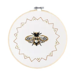 Broderikit bi Ø20 cm – brodera ett glänsande bi fullt med pärlor
