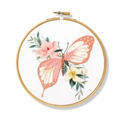 Broderikit blooming butterfly Ø20 cm – allt för att brodera en blommande fjäril