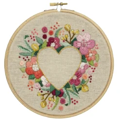 Broderikit Hjärta med blommor Ø18 cm – allt för ett kärleksfullt broderi!