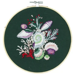 Broderikit Pearly Sea Shells Ø18 cm, allt för att brodera ett motiv med snäckor