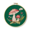 Broderikit red mushrooms Ø20 cm – allt för att brodera söta flugsvampar