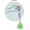 Broderikit Tassel Treasure Ø13 cm, allt för att brodera en hand med ett tofssmycke