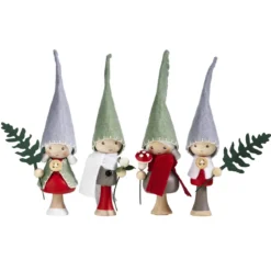 DIY-kit Santas Little Friends – pyssla 4 tomtenissar med bedårande hattar. L. 14 cm