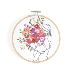DMC Broderikit Floral Embrace – allt för att brodera en siluett som bär på en bukett, Ø14,5 cm