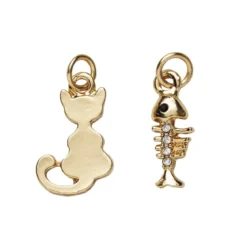 2 guldfärgade hängen charms, katt 11×17,2 mm, fiskben 8×16,5 mm