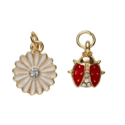 2 guldfärgade hängen charms med strass, nyckelpiga 10×13 mm, blomma vita blad Ø13 mm