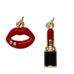 2 guldfärgade hängen charms, röda läppar 13,6×13,3 mm, läppstift svart & rött 5,8×21,7 mm