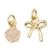2 guldfärgade hängen charms, rosa ros Ø7,7 mm, rosett / ribbon 10×10 mm