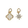 2 guldfärgade hängen charms, stjärna med strass Ø9 mm, blomma vitt center Ø10 mm