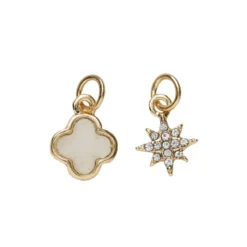 2 guldfärgade hängen charms, stjärna med strass Ø9 mm, blomma vitt center Ø10 mm