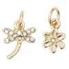 2 guldfärgade hängen charms, trollslända med strass 10×9 mm, blomma 7×7 mm