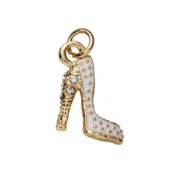 Guldfärgat hänge charm klacksko med vit färg 11×15×4 mm