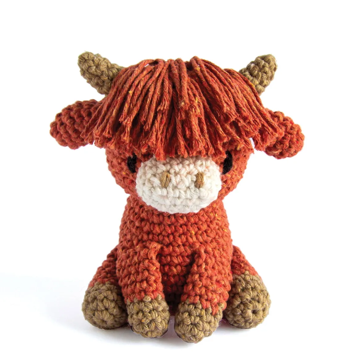 Hooked DIY-kit Cow Aidan, virka en söt amigurumi ko, längd 18 cm