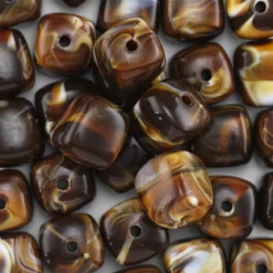 Kubformade stora bruna akrylpärlor med mjuka hörn, ca 14–16 × 14–16 mm