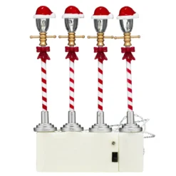 4 lyktstolpar med LED-ljus & tomteluva! 10 cm höga. Drivs av 2 AA-batterier (ingår ej)