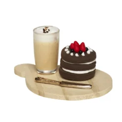 Miniatyrkit med cafe latte och tårta, brickan är 5,2 cm lång och glaset 2 cm högt