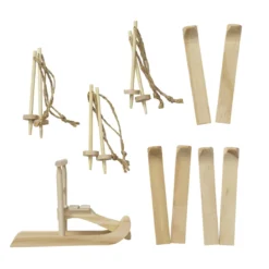 Miniatyrkit med 3 par skidor & stavar samt en stor släde à 10×4×7 cm. Tillverkat av ljust trä