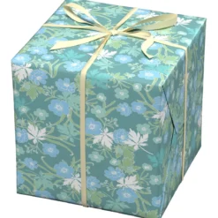 Presentpapper på rulle 10 m × 57 cm – blå blommor och spirande grönska