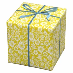 Presentpapper på rulle 10 m × 57 cm – gult papper med vita blomstermotiv