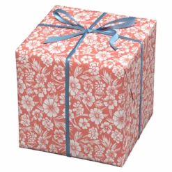Presentpapper på rulle 10 m × 57 cm – korallrosa med vita blomstermotiv