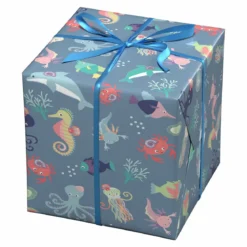 Presentpapper på rulle 10 m × 57 cm – lekfullt havsmotiv med fiskar & djur