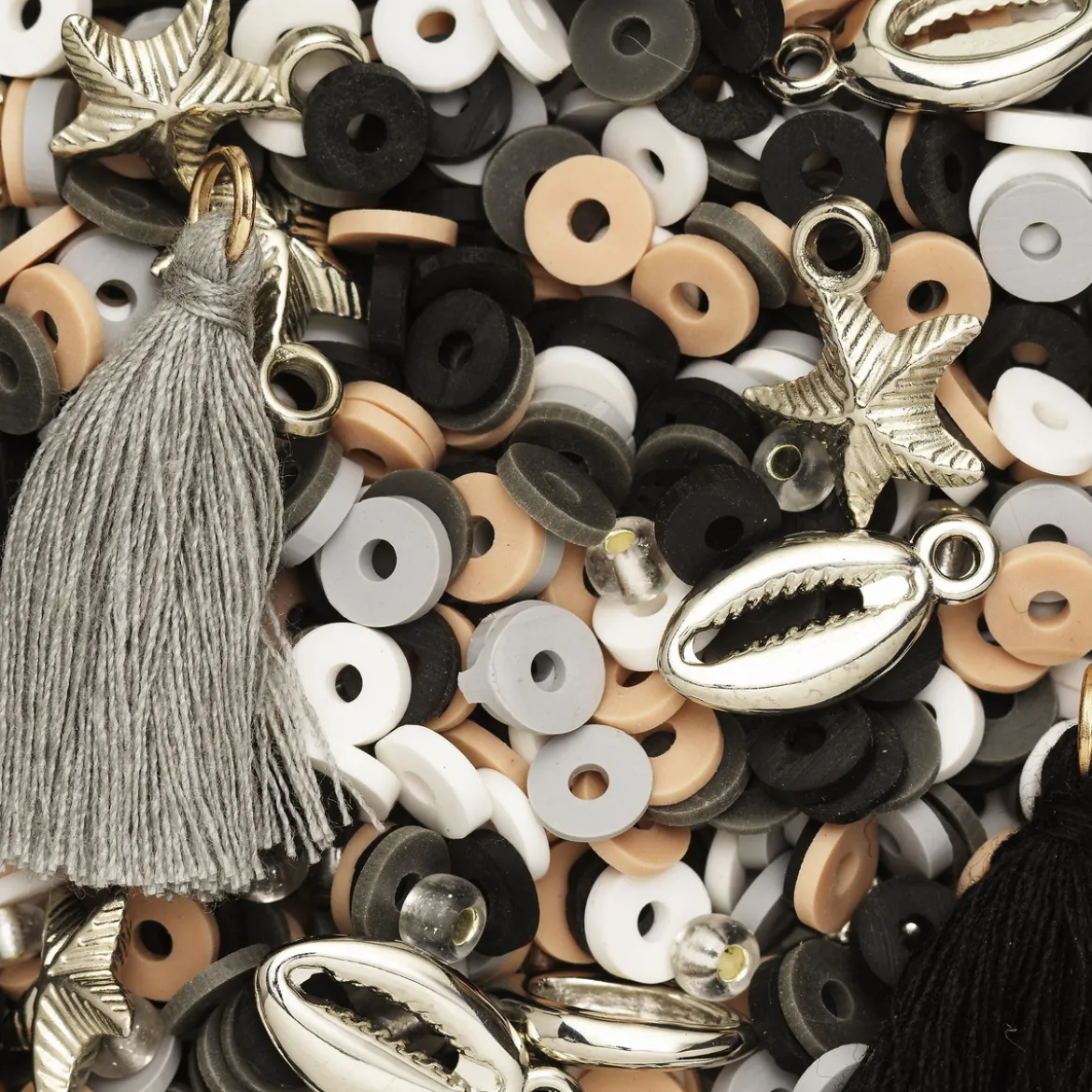 Pärlmix med platta pärlor / heishi-pärlor Ø6 mm och diverse tillbehör – beige & svart tema