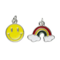 2 silverfärgade hängen charms smiley i gult Ø13 mm, regnbåge färger 19×12 mm