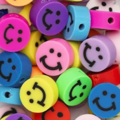 Smileypärlor av lera, ca 100 st. färgglada och detaljrika pärlor, ca Ø1 cm