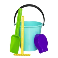Strandset med hink (Ø18 cm), spade, kratta och en (1) slumpmässigt utvald sandform