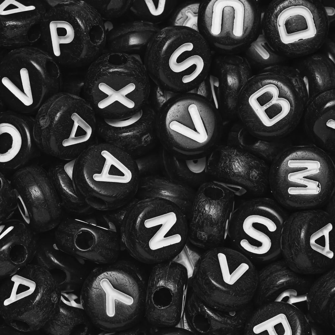 500 svarta bokstavspärlor med vit text, A-Z, Ø7 mm