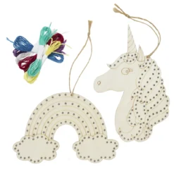 Syplatta enhörning & regnbåge av trä, 6×1,2 meterbroderitråd + plastnål
