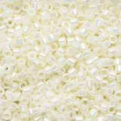 TOHO-pärlor 11/0 – offwhite lyster, 122 Opaque lustered white