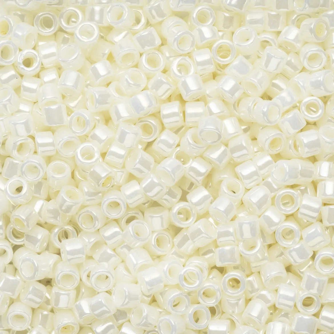 TOHO-pärlor 11/0 – offwhite lyster, 122 Opaque lustered white