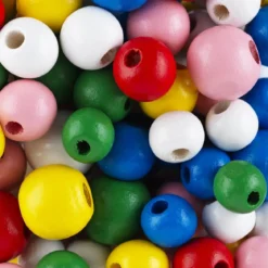 Träpärlor i färgglad mix, Ø10–14 mm. 80 gram, cirka 120–140 pärlor