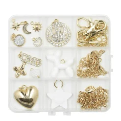 Väskhängen och charms med massor av bling och skön attityd! 11 charms + lås & kedjor